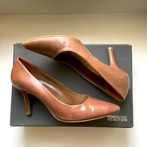 Kenneth Cole Reaction taupe colored 3 inch pump.